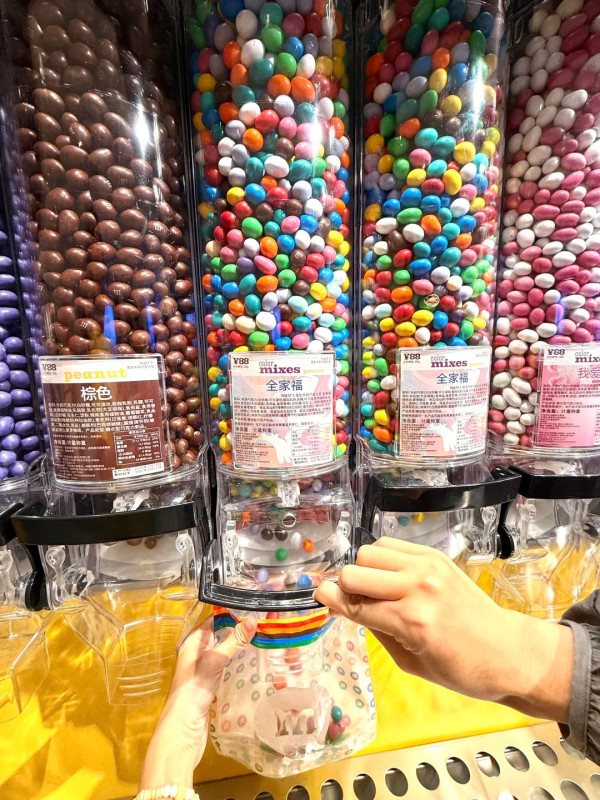 廣州北京路M&M’S旗艦店打卡攻略！彩虹玻璃牆、自選M&M'S牆、多款限定周邊 