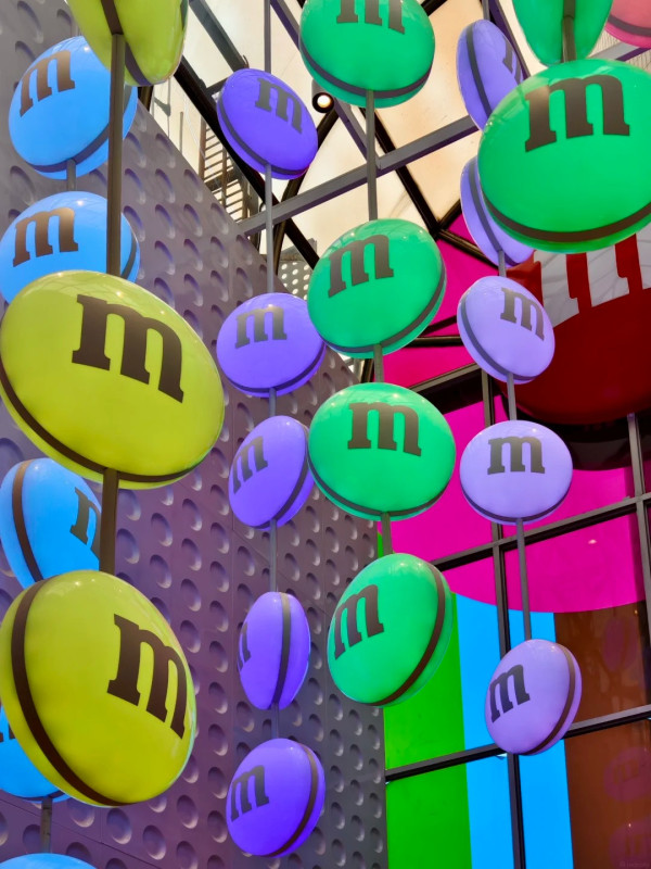 廣州北京路M&M’S旗艦店打卡攻略！彩虹玻璃牆、自選M&M'S牆、多款限定周邊 
