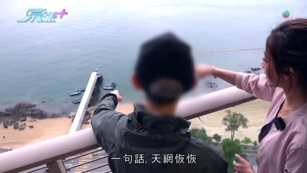 深井扔狗屎狂徒遭抓现行后镜头前认怂道歉!摄影师都忍不出声戳破大话