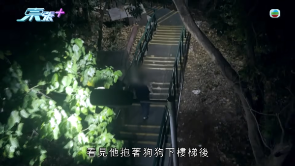 深井扔狗屎狂徒遭抓现行后镜头前认怂道歉！摄影师都忍不出声戳破大话