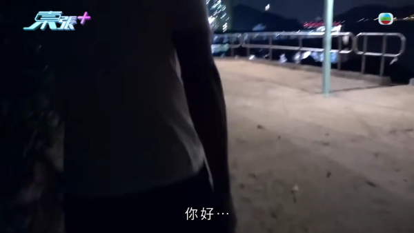 深井扔狗屎狂徒遭抓现行后镜头前认怂道歉!摄影师都忍不出声戳破大话