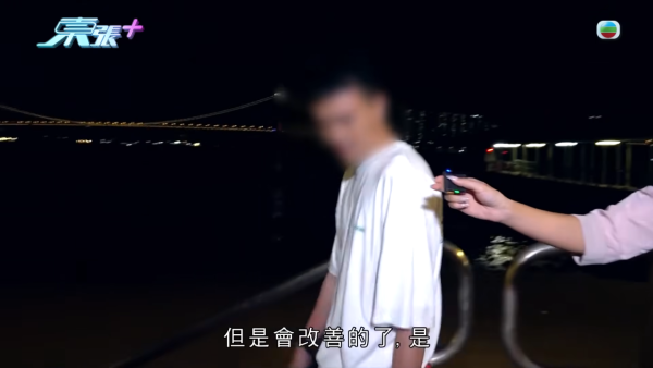 深井扔狗屎狂徒遭抓现行后镜头前认怂道歉！摄影师都忍不出声戳破大话
