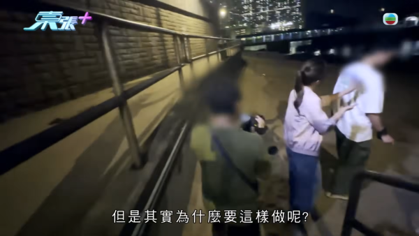 深井扔狗屎狂徒遭抓现行后镜头前认怂道歉！摄影师都忍不出声戳破大话