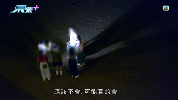 深井扔狗屎狂徒遭抓现行后镜头前认怂道歉！摄影师都忍不出声戳破大话