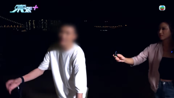 深井扔狗屎狂徒遭抓现行后镜头前认怂道歉！摄影师都忍不出声戳破大话