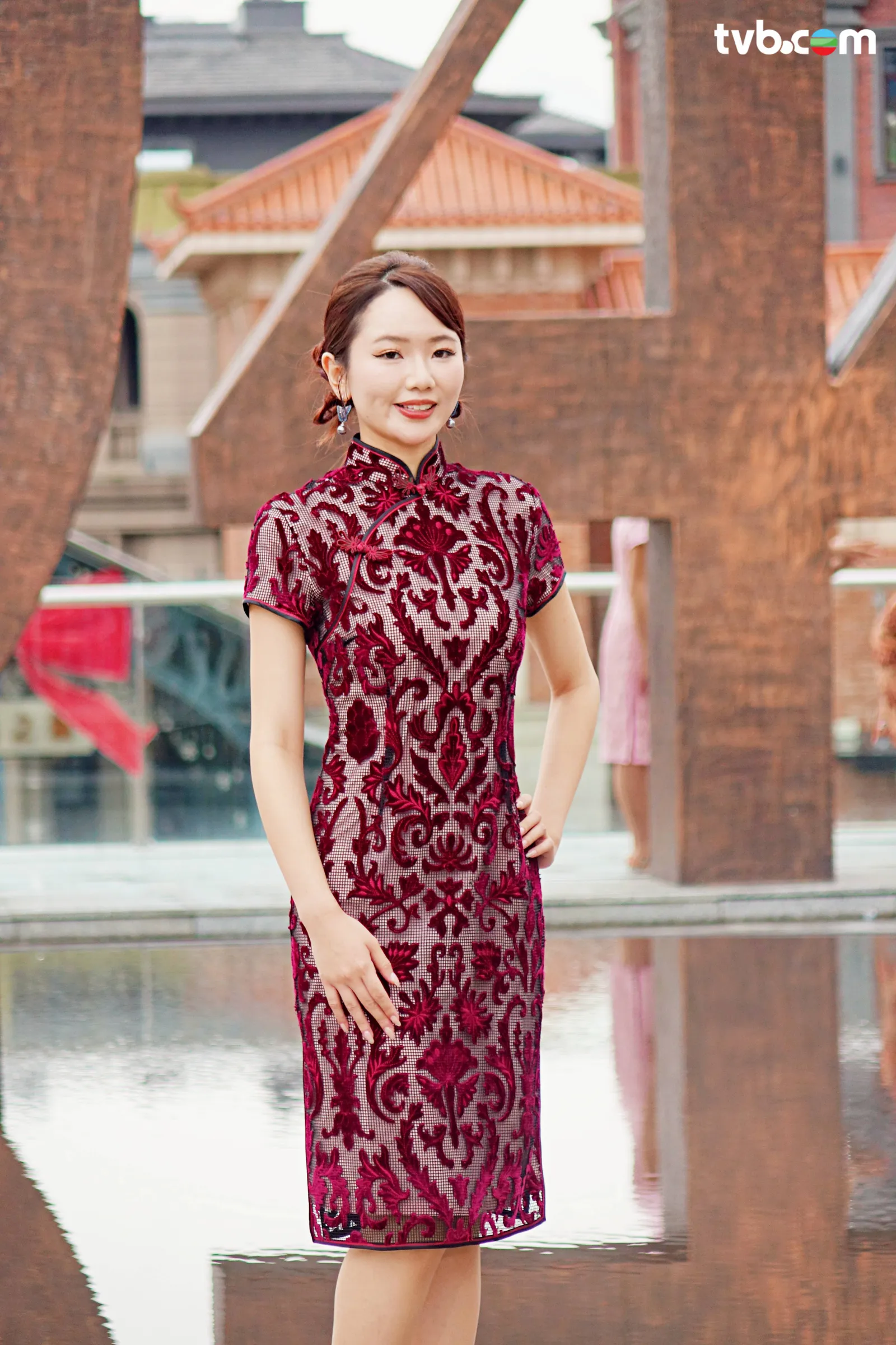 香港小姐2026丨12位佳麗湖南旗袍造型驚變丫鬟陪襯？同場馮盈盈大足10年仍完勝全場
