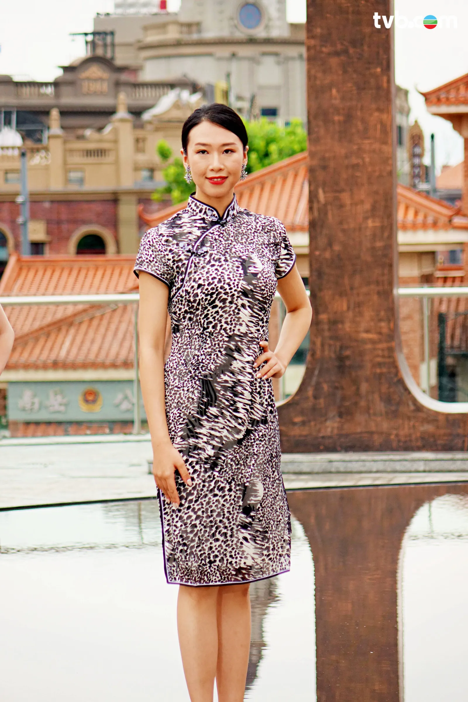 香港小姐2026丨12位佳麗湖南旗袍造型驚變丫鬟陪襯？同場馮盈盈大足10年仍完勝全場