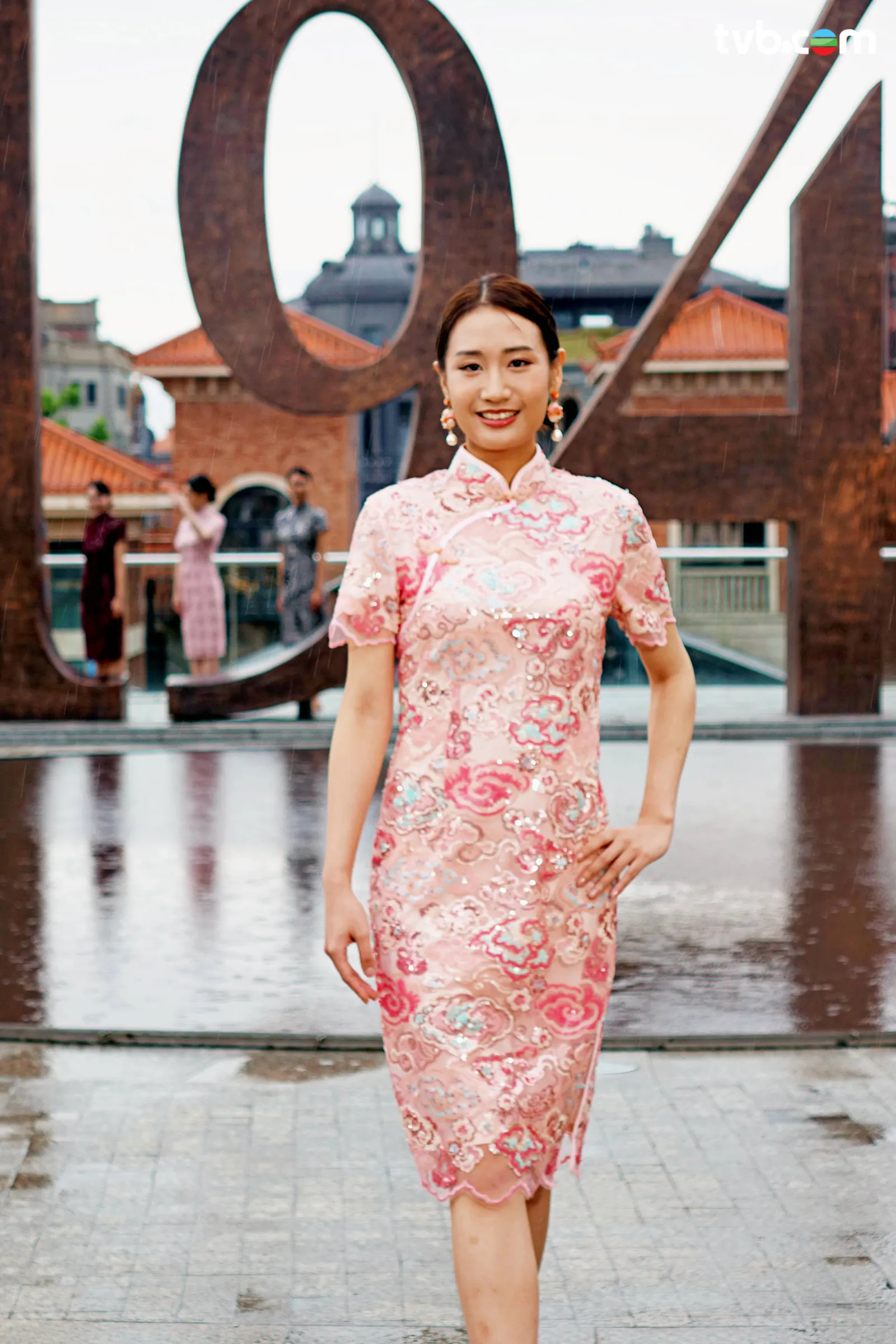 香港小姐2026丨12位佳麗湖南旗袍造型驚變丫鬟陪襯？同場馮盈盈大足10年仍完勝全場