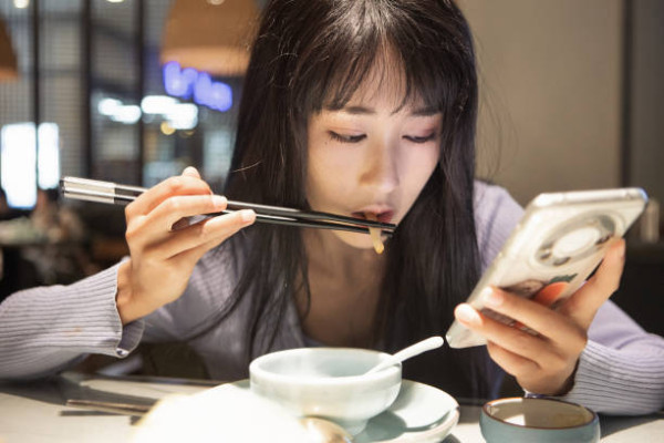 央視揭1款常見筷子含玻璃纖維！百潔布洗錯恐脫落生吞致癌  專家拆解4大塗層甩落情況
