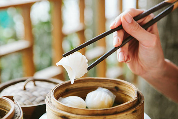 央視揭1款常見筷子含玻璃纖維！百潔布洗錯恐脫落生吞致癌  專家拆解4大塗層甩落情況