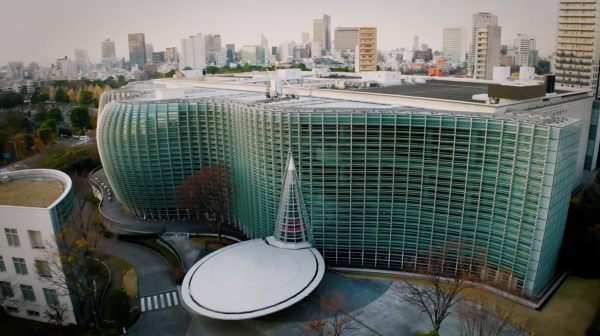 國立新美術館(圖片來源:YouTube@国立新美術館 The National Art Center, Tokyo (NACT)) 東京室內景點|8大下雨天必去打卡位!豐洲teamLab光影展、亞洲最大微縮模型世界