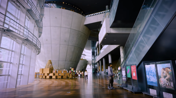 國立新美術館(圖片來源:YouTube@国立新美術館 The National Art Center, Tokyo (NACT)) 東京室內景點|8大下雨天必去打卡位!豐洲teamLab光影展、亞洲最大微縮模型世界