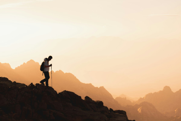 酷热天气行山(来源:Unsplash)