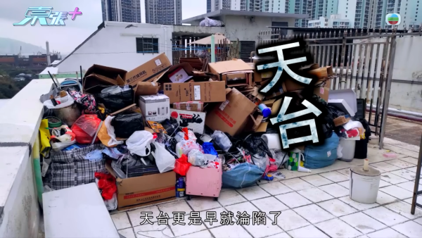 深水埗病態「雜物姐」強佔大廈天台當貨倉 ！玩殘升降機撞爛鹹水喉 老公怒斥死性不改
