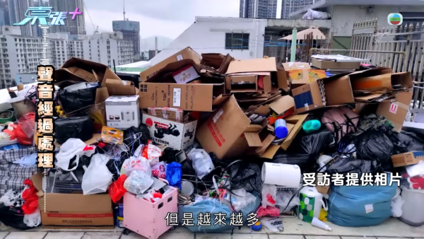 深水埗病態「雜物姐」強佔大廈天台當貨倉 ！玩殘升降機撞爛鹹水喉 老公怒斥死性不改