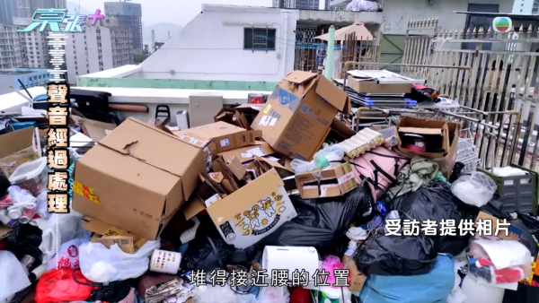 深水埗病態「雜物姐」強佔大廈天台當貨倉 ！玩殘升降機撞爛鹹水喉 老公怒斥死性不改