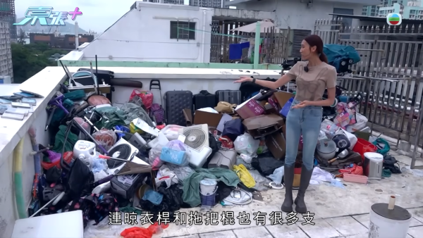 深水埗病態「雜物姐」強佔大廈天台當貨倉 ！玩殘升降機撞爛鹹水喉 老公怒斥死性不改