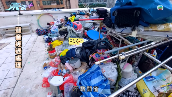 深水埗病態「雜物姐」強佔大廈天台當貨倉 ！玩殘升降機撞爛鹹水喉 老公怒斥死性不改