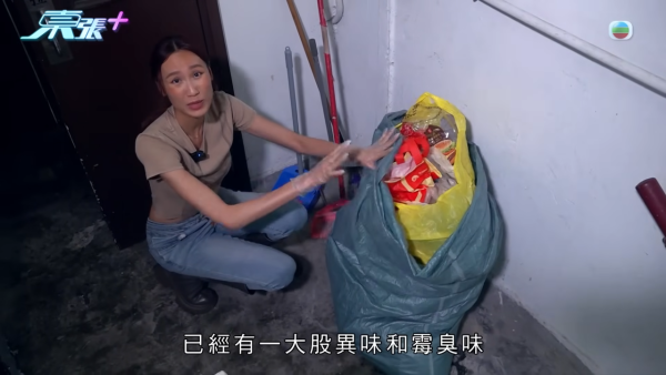 深水埗病態「雜物姐」強佔大廈天台當貨倉 ！玩殘升降機撞爛鹹水喉 老公怒斥死性不改