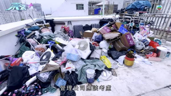 深水埗病態「雜物姐」強佔大廈天台當貨倉 ！玩殘升降機撞爛鹹水喉 老公怒斥死性不改