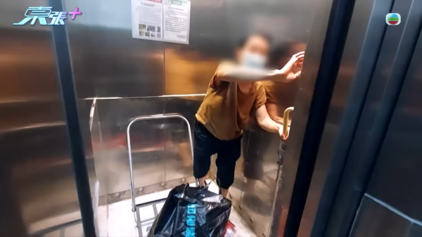 深水埗病態「雜物姐」強佔大廈天台當貨倉 ！玩殘升降機撞爛鹹水喉 老公怒斥死性不改