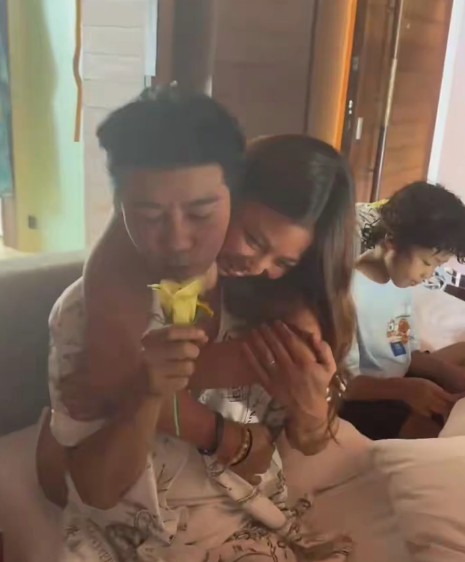 蔡少芬一家五口馬爾代夫度假被捕獲！張晉與愛女當眾有一親密舉動捱轟父愛越界？