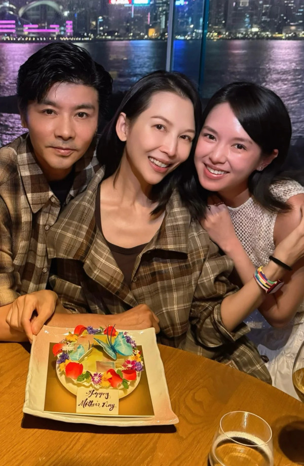 蔡少芬一家五口馬爾代夫度假被捕獲！張晉與愛女當眾有一親密舉動捱轟父愛越界？