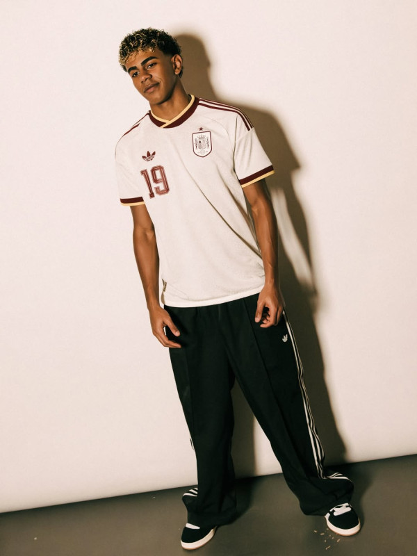 世界杯2026｜精选8位小鲜肉球星逐个看！日本中村敬斗、贝林厄姆、18岁天才亚马尔成热搜