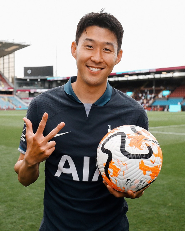 世界杯2026｜精选8位小鲜肉球星逐个看！日本中村敬斗、贝林厄姆、18岁天才亚马尔成热搜