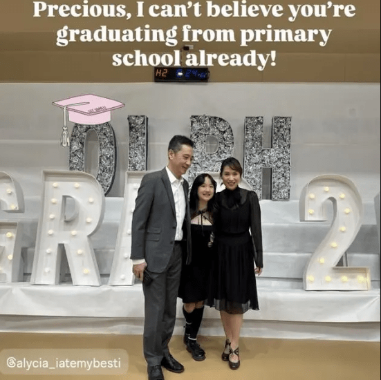 闊太港姐移加後近況一家三口全家福！富豪老公激罕露面賀12歲愛女小學畢業