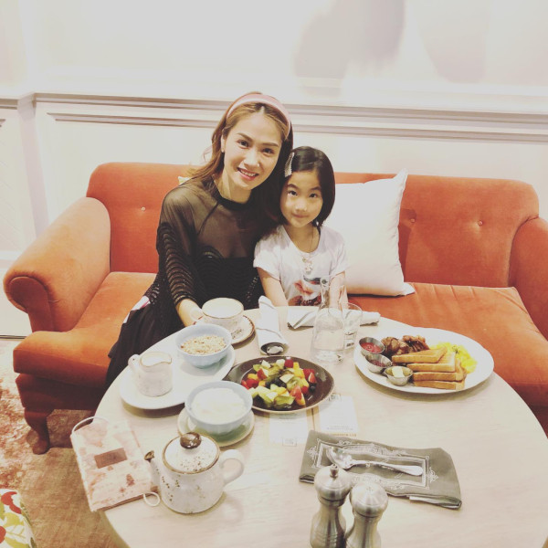 闊太港姐移加後近況一家三口全家福！富豪老公激罕露面賀12歲愛女小學畢業
