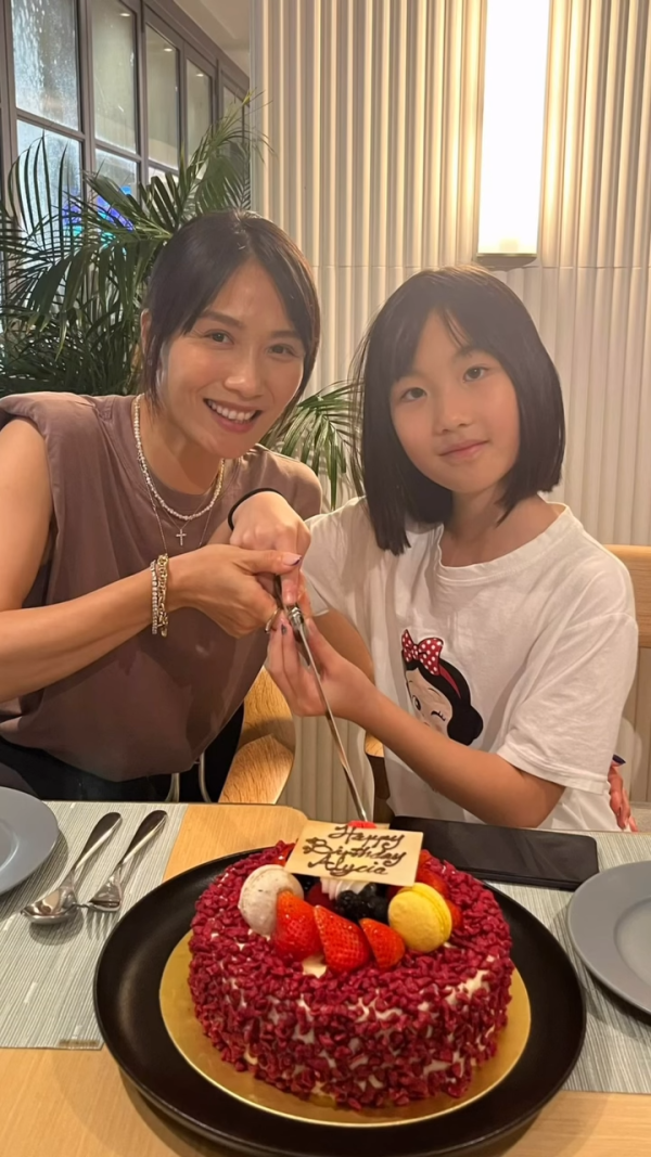 闊太港姐移加後近況一家三口全家福！富豪老公激罕露面賀12歲愛女小學畢業