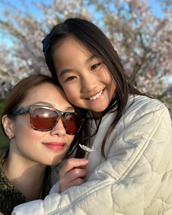 闊太港姐移加後近況一家三口全家福！富豪老公激罕露面賀12歲愛女小學畢業