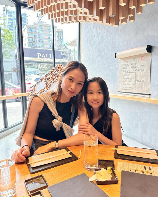 闊太港姐移加後近況一家三口全家福！富豪老公激罕露面賀12歲愛女小學畢業