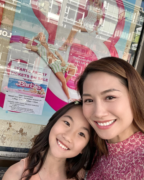 闊太港姐移加後近況一家三口全家福！富豪老公激罕露面賀12歲愛女小學畢業
