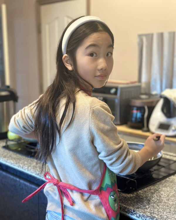 闊太港姐移加後近況一家三口全家福！富豪老公激罕露面賀12歲愛女小學畢業