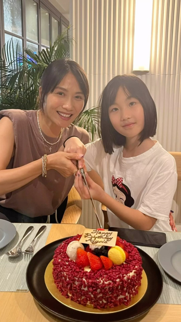 闊太港姐移加後近況一家三口全家福！富豪老公激罕露面賀12歲愛女小學畢業