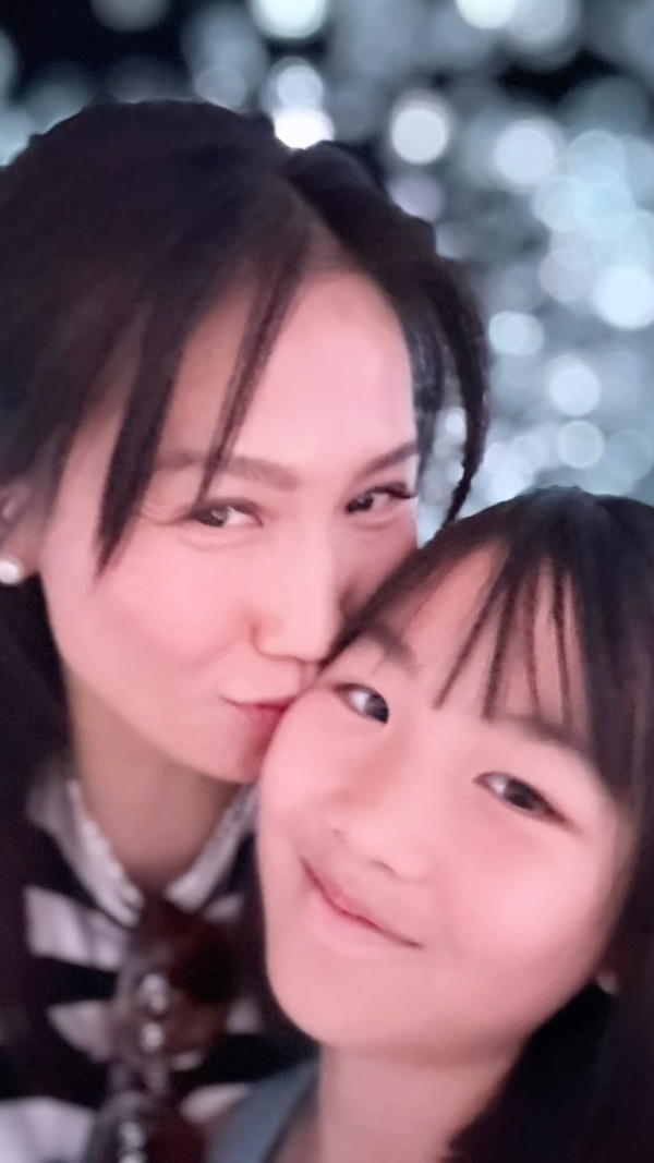 闊太港姐移加後近況一家三口全家福！富豪老公激罕露面賀12歲愛女小學畢業