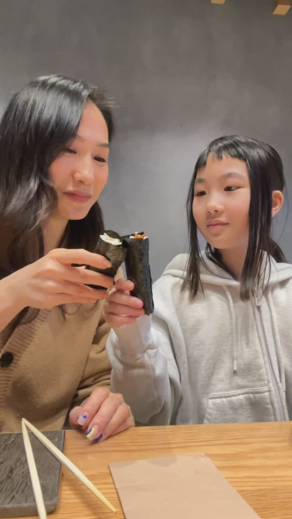 闊太港姐移加後近況一家三口全家福！富豪老公激罕露面賀12歲愛女小學畢業