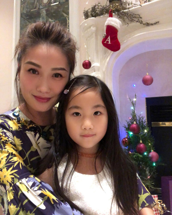 闊太港姐移加後近況一家三口全家福！富豪老公激罕露面賀12歲愛女小學畢業