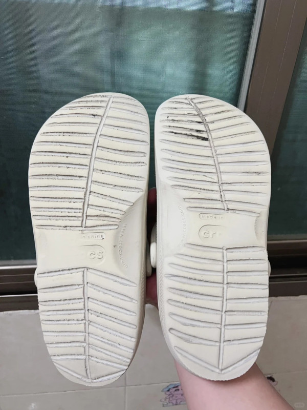 洞洞鞋底磨平易跣低？網推$20超強防滑神物 附雨天防滑貼教學
