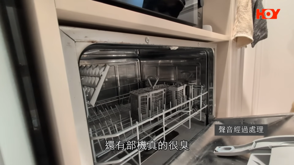 机内状况曝光，有明显锈迹、浓烈恶臭味，以及带有油迹痕迹的简体字标签。