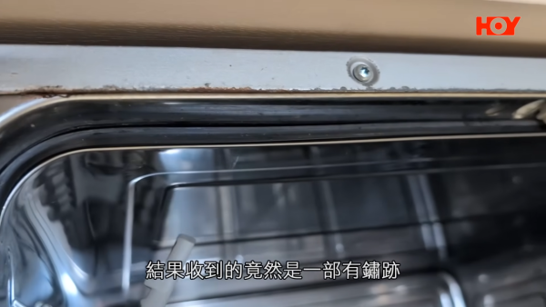 机内状况曝光，有明显锈迹、浓烈恶臭味，以及带有油迹痕迹的简体字标签。