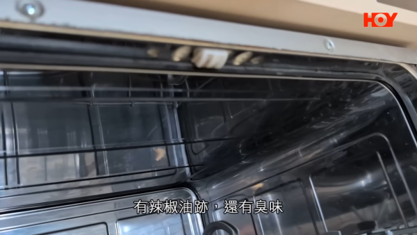 机内状况曝光，有明显锈迹、浓烈恶臭味，以及带有油迹痕迹的简体字标签。