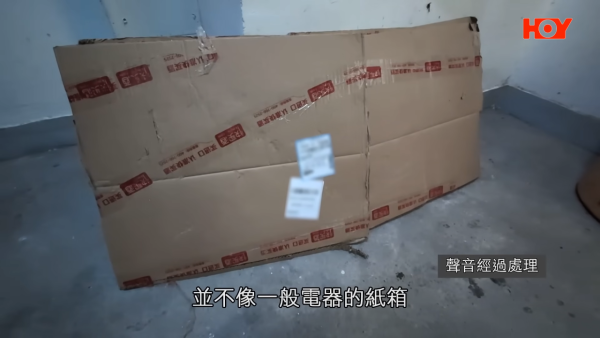 机内状况曝光，有明显锈迹、浓烈恶臭味，以及带有油迹痕迹的简体字标签。