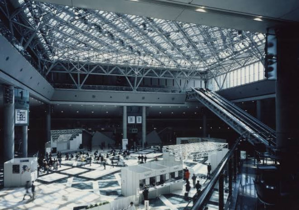 東京Big Sight(圖片來源:佐藤総合計画) 東京台場自由行|精選景點6大推薦!浪漫彩虹橋散步、玩轉JOYPOLIS室內過山車 附交通及酒店