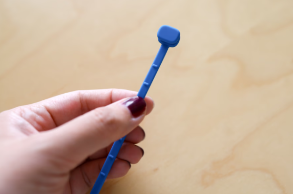 搭飛機怕拎錯篋？日本搶爆MUJI$19行李識別圈 揭綁遮電話線隱藏用法