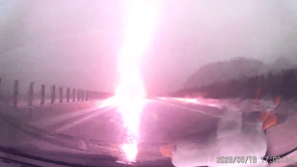 雷雨開車小心！珠海私家車遭雷擊全車竟無傷 專家親揭原因：做錯這一步後果超高危【車主必睇雨天指南】