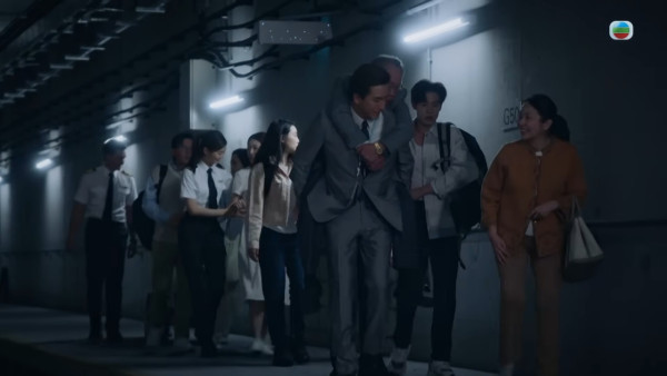 飛常日誌II丨馬國明熬通頂孭足臨演伯伯兩小時 拍逃亡戲盡顯體力體貼力