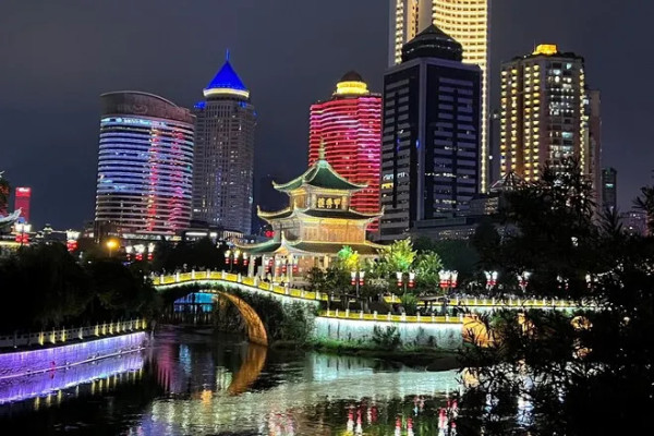 圖片來源:wingontravel 貴州超值純玩高鐵旅行團3大推介!港人北上避暑首選!世界級瀑布/千戶苗寨/茅台酒廠
